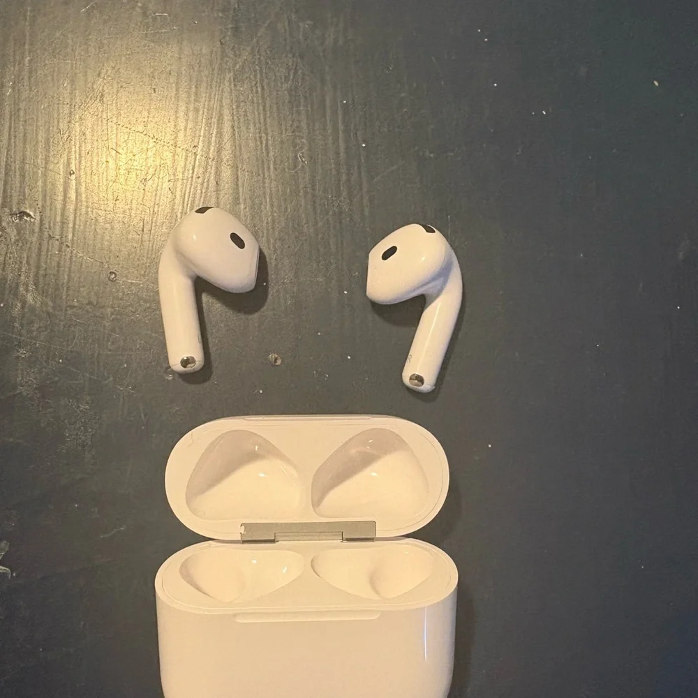 Apple Wireless Earbuds (SEND BEST OFFERS)